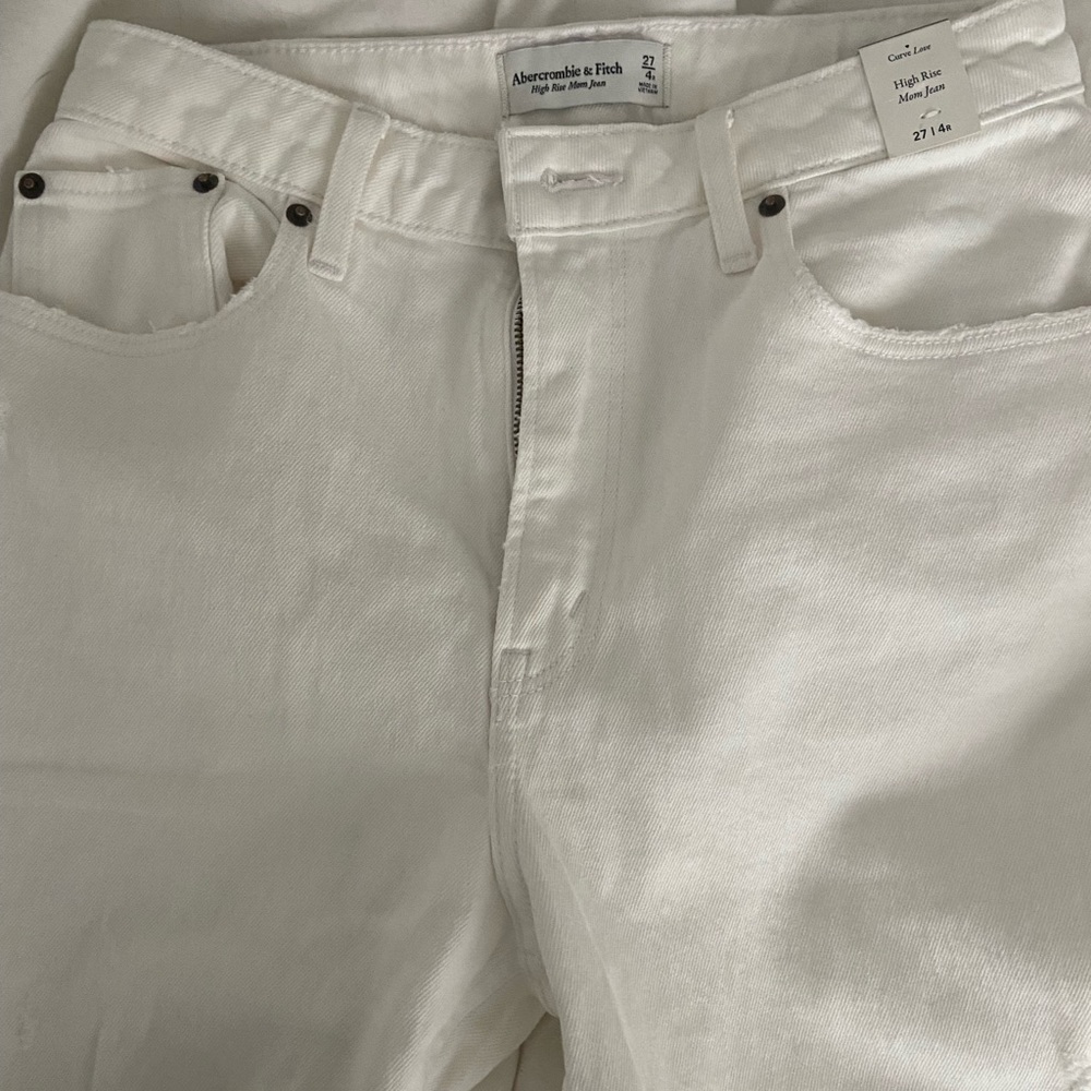 A&F NWT Curve love high rise mom jeans WHITE 🎉